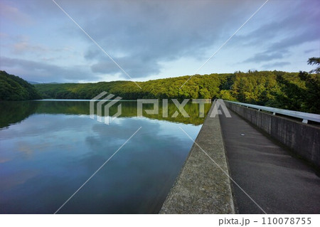 笹流ダムの天端と笹流貯水池 110078755