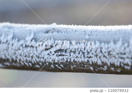 凍り付いた木の柵　霧氷 110078932
