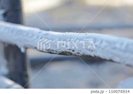 凍り付いた木の柵　霧氷 110078934