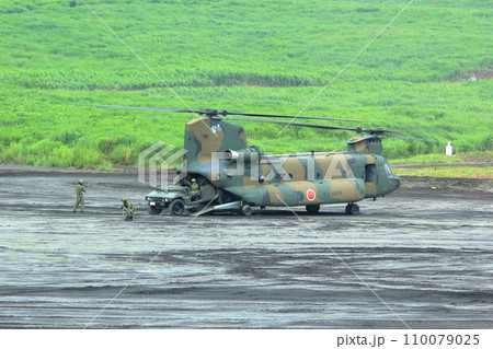 自衛隊の輸送ヘリコプターから高機動車が降ろされる(CH-47 富士 総合火力演習 静岡県) 自衛隊の輸送ヘリコプターから高機動車が降ろされる(CH-47 富士 総合火力演習 静岡県) 110079025