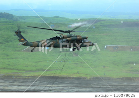 自衛隊のヘリコプターからリペリング降下訓練(UH-60JA 富士 総合火力演習 静岡県) 自衛隊のヘリコプターからリペリング降下訓練(UH-60JA 富士 総合火力演習 静岡県) 110079028