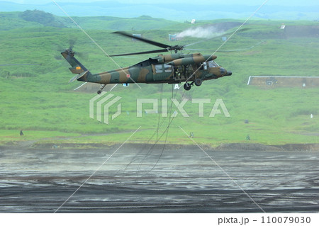 自衛隊のヘリコプターからリペリング降下訓練（UH-60JA　富士 総合火力演習　静岡県） 110079030