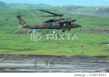自衛隊のヘリコプターからリペリング降下訓練(UH-60JA 富士 総合火力演習 静岡県) 自衛隊のヘリコプターからリペリング降下訓練(UH-60JA 富士 総合火力演習 静岡県) 110079033