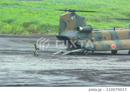 自衛隊の輸送ヘリコプター　チヌ（CH-47　富士 総合火力演習　静岡県） 110079037