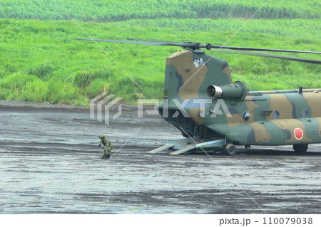 自衛隊の輸送ヘリコプター　チヌ（CH-47　富士 総合火力演習　静岡県） 110079038