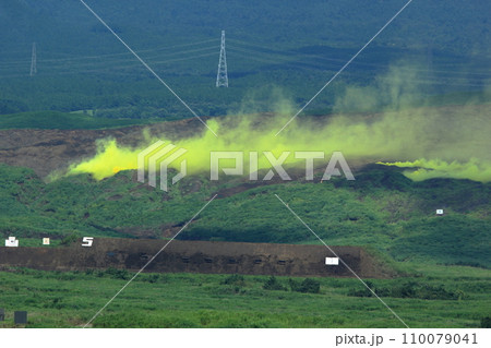 自衛隊の演習風景(富士 総合火力演習 静岡県) 自衛隊の演習風景(富士 総合火力演習 静岡県) 110079041