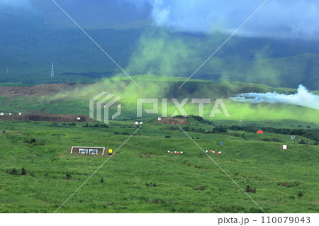 自衛隊の演習風景（富士 総合火力演習　静岡県） 110079043