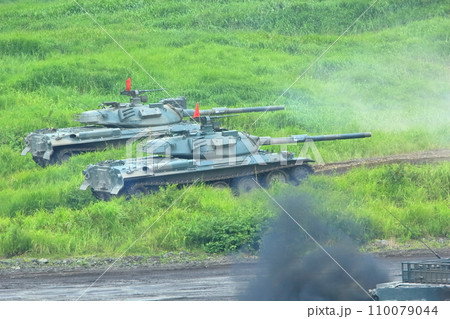 自衛隊の実弾演習（74式戦車　富士 総合火力演習　静岡県） 110079044