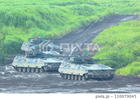 自衛隊の演習風景(89式装甲戦闘車 富士 総合火力演習 静岡県) 自衛隊の演習風景(89式装甲戦闘車 富士 総合火力演習 静岡県) 110079045