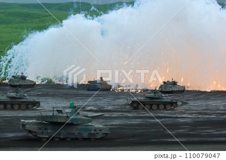 自衛隊の演習風景（富士 総合火力演習　静岡県） 110079047