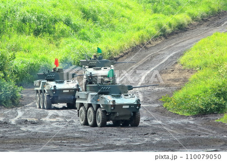 自衛隊の演習風景(87式偵察警戒車 富士 総合火力演習 静岡県) 自衛隊の演習風景(87式偵察警戒車 富士 総合火力演習 静岡県) 110079050