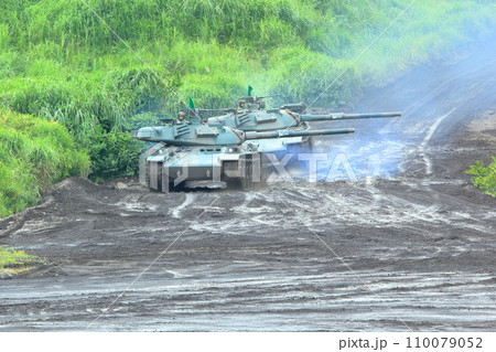 自衛隊の実弾演習（74式戦車　富士 総合火力演習　静岡県） 110079052