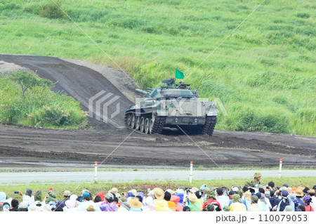 自衛隊の演習風景（74式戦車　富士総合火力演習　静岡県） 110079053