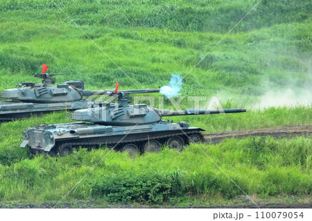 自衛隊の実弾演習（74式戦車　富士 総合火力演習　静岡県） 110079054
