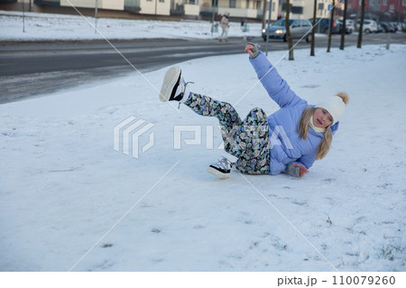 Unsnowed sidewalks in the city threaten pedestrians with falls. 110079260