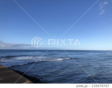 『ハワイ』アラモアナビーチパークから見た早朝の海の風景 110079787