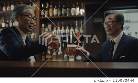 居酒屋で乾杯する男性 110080444