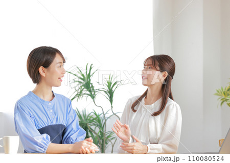 1on1_和やかに話す部下と女性管理職_オフィスカジュアル_4 110080524