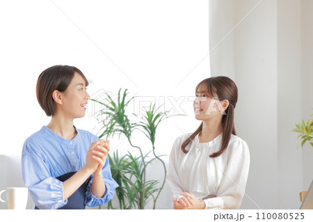 1on1_和やかに話す部下と女性管理職_オフィスカジュアル_5 110080525