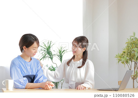 1on1_部下の悩みを聞き出そうとする女性管理職_オフィスカジュアル_1 1on1_部下の悩みを聞き出そうとする女性管理職_オフィスカジュアル_1 110080526