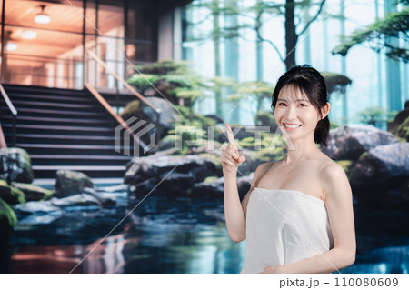 温泉を楽しむ若い女性 110080609