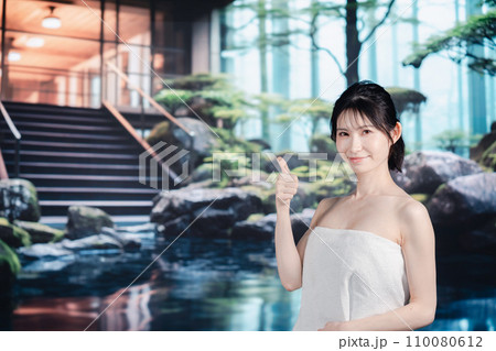 温泉を楽しむ若い女性 温泉を楽しむ若い女性 110080612