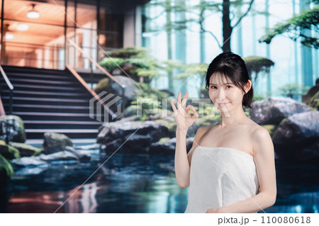 温泉を楽しむ若い女性 温泉を楽しむ若い女性 110080618