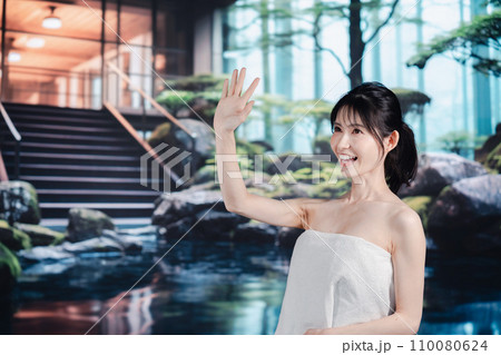 温泉を楽しむ若い女性 温泉を楽しむ若い女性 110080624