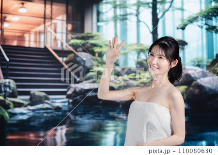 温泉を楽しむ若い女性 温泉を楽しむ若い女性 110080630