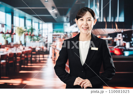高級レストランで働く女性 高級レストランで働く女性 110081025