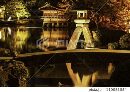ライトアップが美しい晩秋の兼六園 110081084