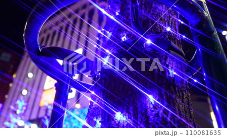 青いイルミネーションを見上げる 110081635