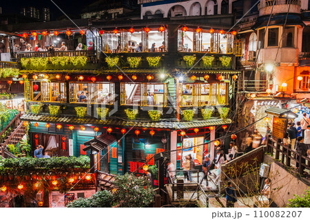 台湾　夜の九份 110082207