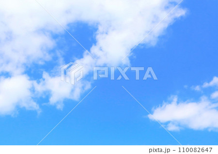 青空と雲　背景・テクスチャ 110082647