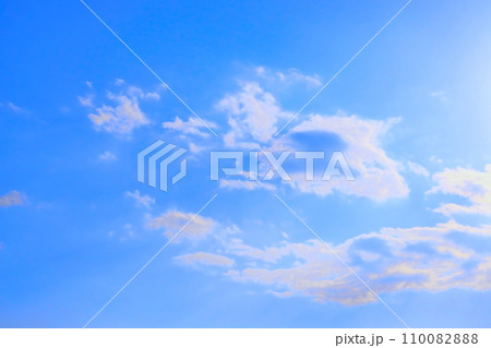 青空と雲　背景・テクスチャ 110082888