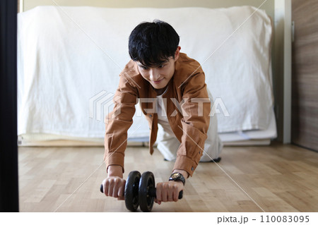 自宅でトレーニングする男性 自宅でトレーニングする男性 110083095