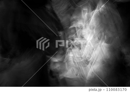 煙に包まれた抽象的なアート 煙に包まれた抽象的なアート 110083170