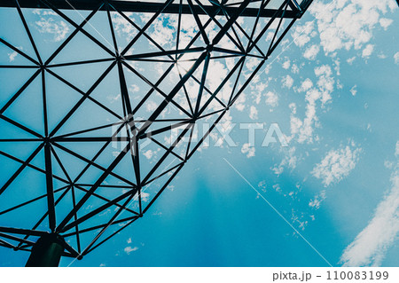 建築物と青空 110083199