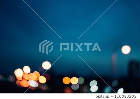 街の光が反射した街 110083205