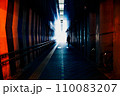 地下道に沿って続く 110083207