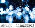 ガラス窓についた雨粒と玉ボケ 110083208