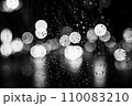 ガラス窓についた雨粒と玉ボケ　モノクロ 110083210