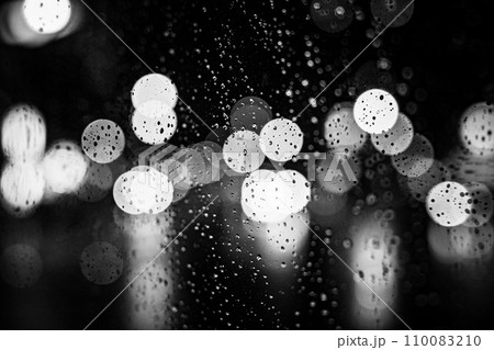 ガラス窓についた雨粒と玉ボケ　モノクロ 110083210