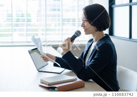 マイクでプレゼンする女性 マイクでプレゼンする女性 110083742