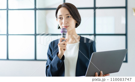 マイクでプレゼンする女性 マイクでプレゼンする女性 110083747