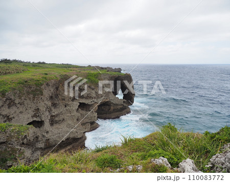 曇り空の万座毛・沖縄海岸国定公園区域( 沖縄県・恩納村)3 曇り空の万座毛・沖縄海岸国定公園区域( 沖縄県・恩納村)3 110083772