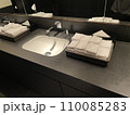 高級ホテルの美しい洗面台 110085283