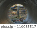 土管から覗いた風景 110085517