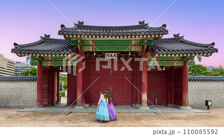 The traditional Korean gate serves as the entrance to Gyeongbokgung Palace, located adjacent to the National Palace Museum of Korea. 110085592
