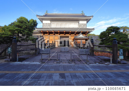 鹿児島城（鶴丸城）の御楼門と石橋 110085671